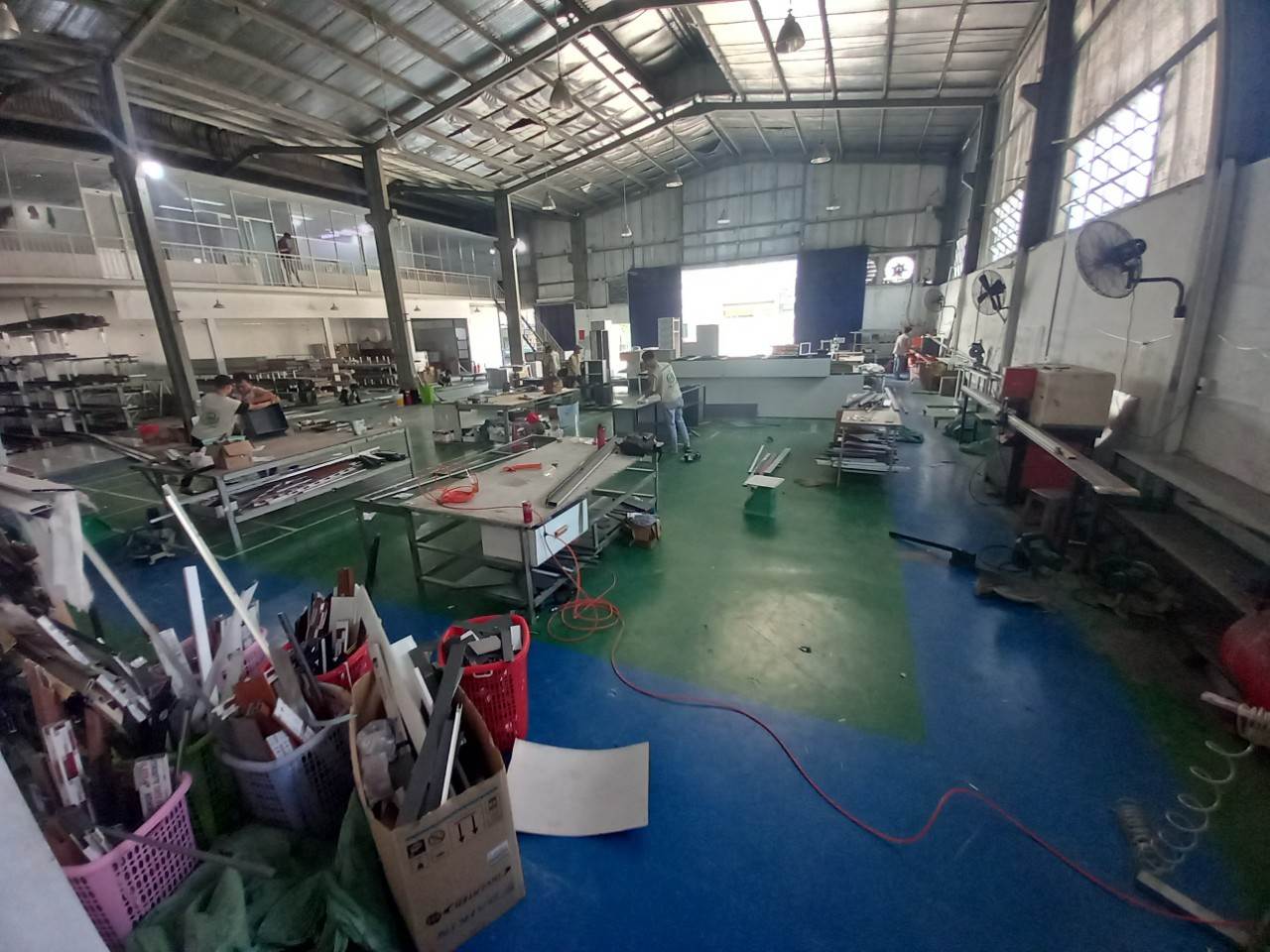 Xưởng sản xuất tủ bếp quy mô, được trang bị đầy đủ máy móc của Hucabi. 