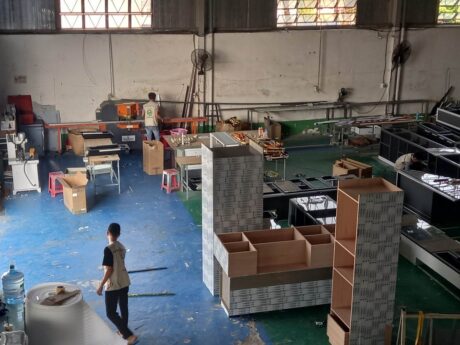 Sản phẩm tủ bếp nhôm giả gỗ đang được xử lý tại xưởng của Hucabi.